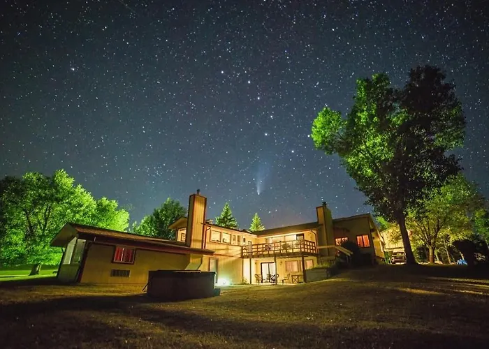 Devils Tower Lodge Bed & Breakfast 3*