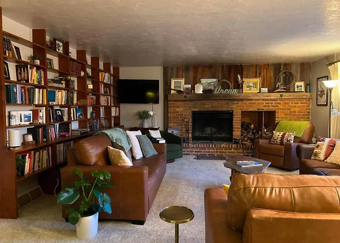 Devils Tower Lodge Bed & Breakfast Bed & Breakfast